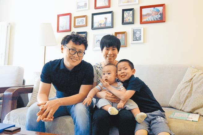 近年来，受大陆人口出生率变动、消费水准升级以及行动网路的崛起等因素影响，大陆母婴市场规模不断扩大。（新华社）