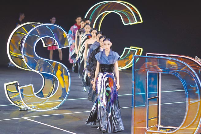 大陆年轻人喜欢有个性、二手的名牌或顶级服饰，催生二手奢侈品市场商机的大爆发。（中新社）