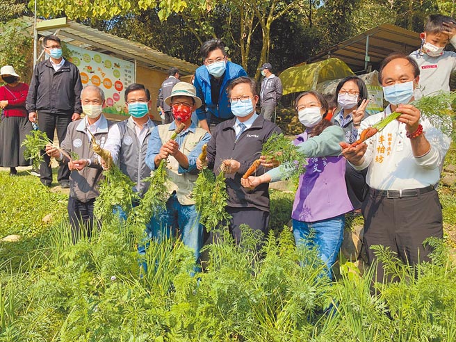 桃园市长郑文灿（前左四）21日视察好时节休閒农场，鼓励全国游客安心造访玩桃园。（吕筱蝉摄）