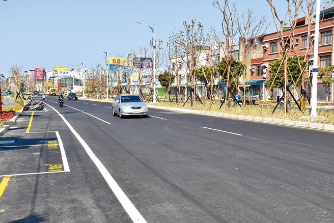 頭份市中央路全面改造工程已近完工，年前已開始通行。（謝明俊攝）