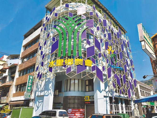 南投县农会选情激烈经投开票后，水里、鹿谷乡农会现任总干事将可顺利连任；包括水里乡农会等各投开票所，昨日治安正常，均未发生选举脱序行为。（黄立杰摄）