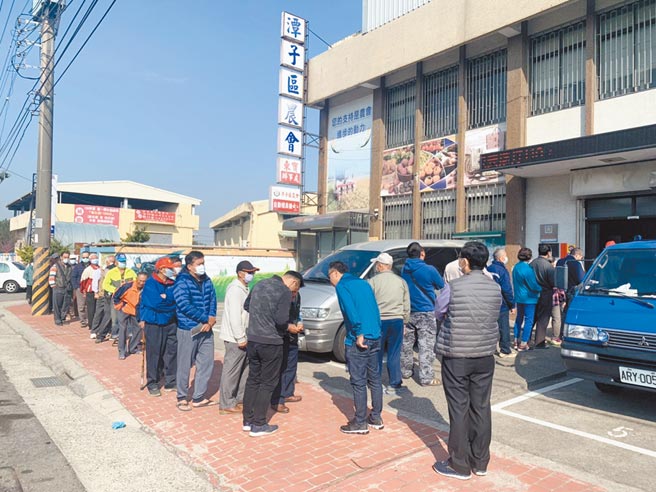 台中市基层农会会员代表和小组长，昨日进行改选投开票，农会会员一早就前往排队等候投票。（陈淑娥摄）