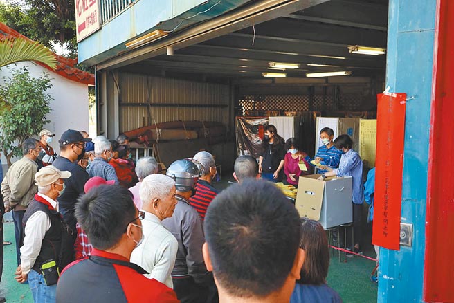 嘉义县基层农会21日举办农事小组长及会员代表选举，民眾围在投开票所看开票。（张毓翎摄）