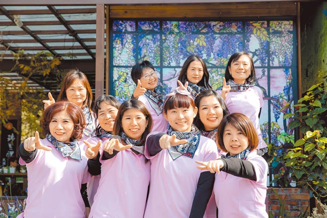 嘉义市去年首度针对女性朋友推出「社会创新及社会企业培力服务方案」，一群因课程结缘的姐姐妹妹自然形成组织，相互打气、支持。（嘉义市政府提供／吕妍庭嘉义传真）