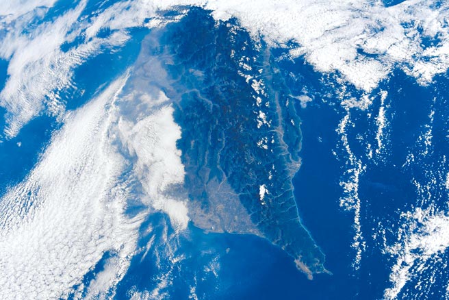 野口聪一19日在Twitter上贴出1张从太空站俯视的南台湾空拍照。（翻摄照片／曹明正高雄传真）