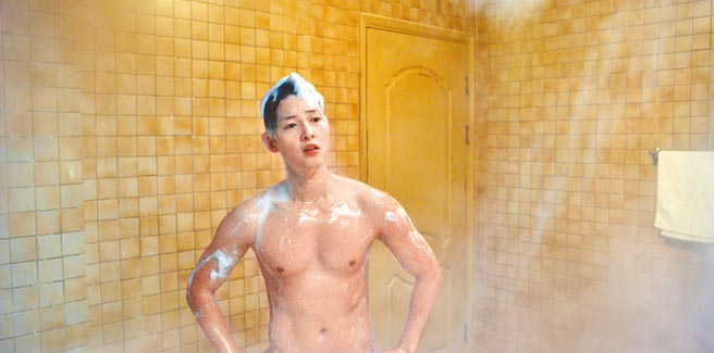 宋仲基首集就裸身淋浴，大秀结实身材，让观眾大饱眼福。（Netflix提供）