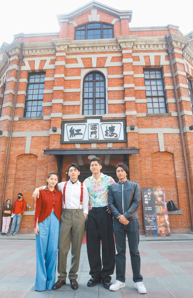 「天桥三少」罗士齐（右起）、朱轩洋、宋柏纬与卢以恩昨踩点西门红楼主题场景。（公视、myVedeo提供）