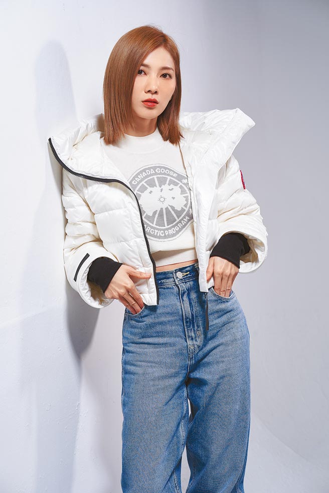 蔡黃汝身穿Canada Goose x Angel Chen聯名系列展時尚風情。Canada Goose白色針織毛衣，1萬9400元；雪白羽絨外套，2萬9600元。（JOJ Photo攝）
