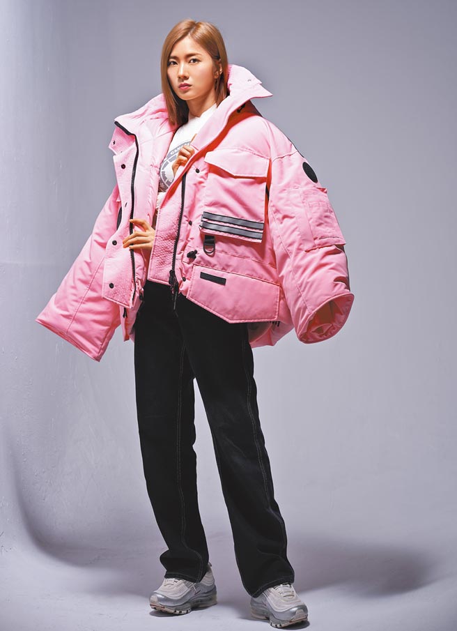 蔡黃汝換上可繫背式粉紅羽絨外套，展現俐落感。Canada Goose白色針織衫，1萬9400元；粉紅色派克大衣，5萬2600元。（JOJ Photo攝）