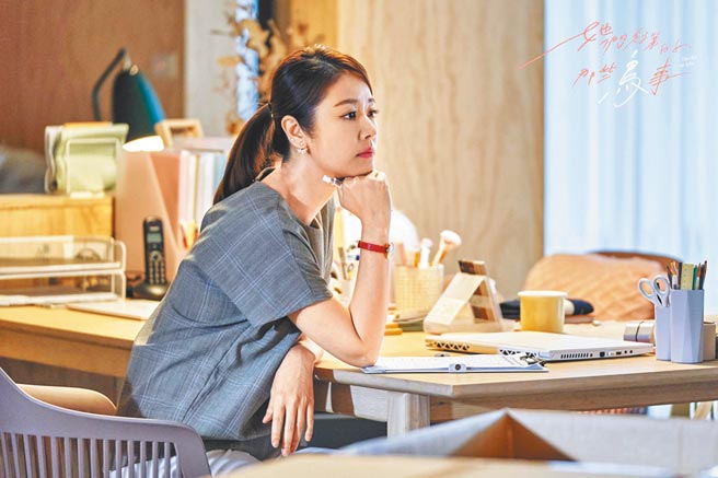 林心如在《她们创业的那些鸟事》中佩戴伯爵珠宝与手表。（摘自剧照）