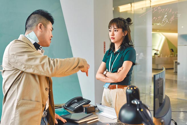 陈意涵在新剧中佩戴乔治杰生KOPPEL腕表，展现新世代女性知性干练的风采。（摘自剧照）