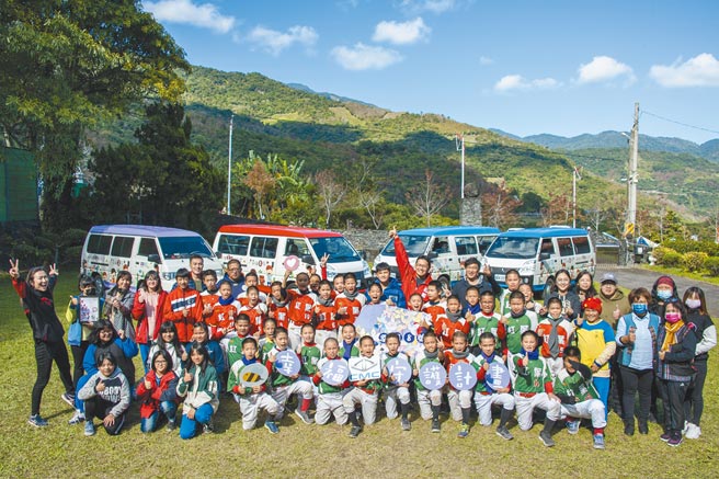 中华汽车长期推动社会公益，近年以「为幸福出发」为主轴回馈社会，已捐赠出9台幸福守护专车，今年1月中旬捐赠8号车予台东红叶少棒时，已在东部服务偏乡儿童的幸福2号、6号和7号车前来相聚。（陈大任摄）