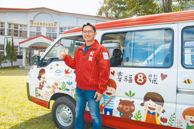 红叶国小校长方颖丰长年投入扶植国球发展，积极吸引外县市孩子到红叶来打棒球。（陈大任摄）