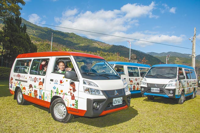 中华汽车捐出「幸福守护8号车」至台东红叶少棒，老师开心载着儿童抢先体验。（陈大任摄）