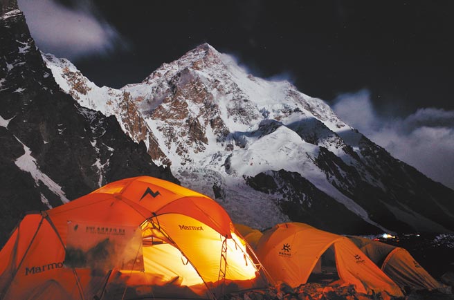 K2像最初的天神，拔起在天地形成的时刻，独立存在而不曾改变。（陈德政摄／新经典文化提供）