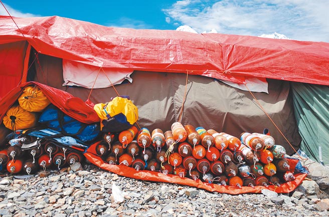 色彩鲜艳、造型宛如鱼雷的氧气瓶，在冻寒的高海拔只有一个目的──让人活下来。（陈德政摄／新经典文化提供）