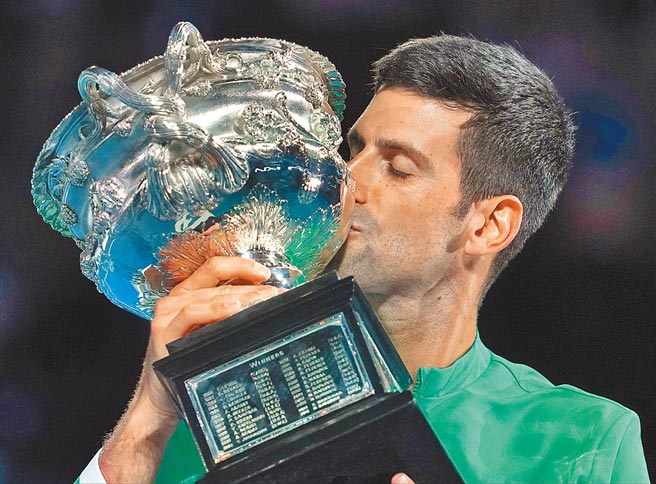 球王乔柯维奇第9次赢得澳网赛男单冠军，并缔造3连霸，赛后开心吻杯。（美联社）