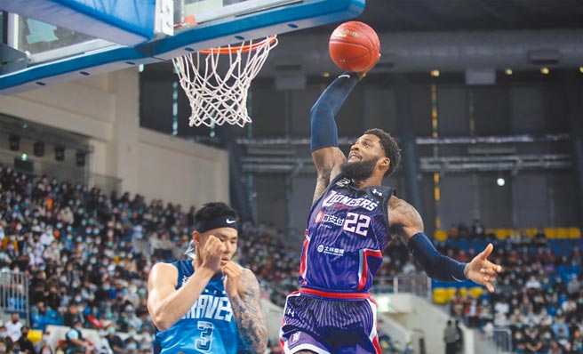 富邦勇士与新竹街口攻城狮之战，攻城狮新洋将大胜（右）灌篮得分，不过终场富邦胜出。（中央社）