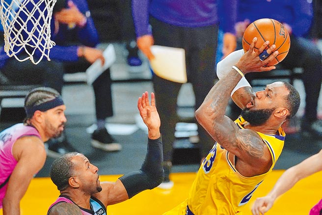 面對熱火前鋒伊戈達拉防守，湖人前鋒詹姆斯（右）選擇後仰跳投。（美聯社）