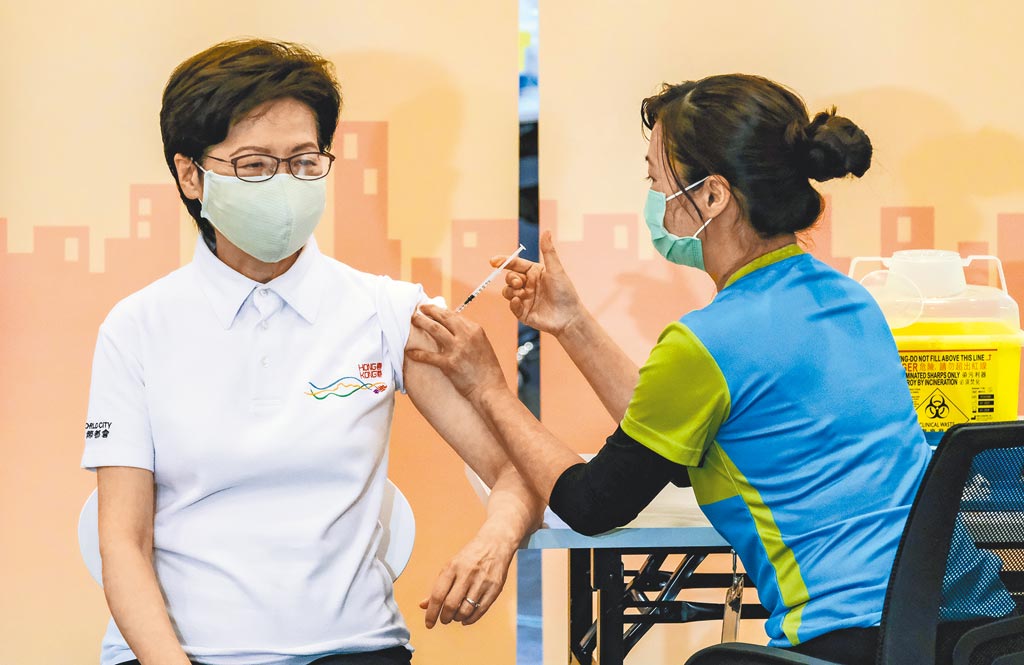 香港特區行政長官林鄭月娥22日率領多名司局長，接種大陸科興新冠疫苗。（中新社）