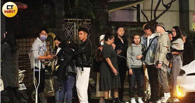 刚结束3天2夜「毕业旅行」的蓝队队员，聚餐4小时后依然有聊不完的话题，在餐厅门口依依不舍。（图／本刊摄影组）