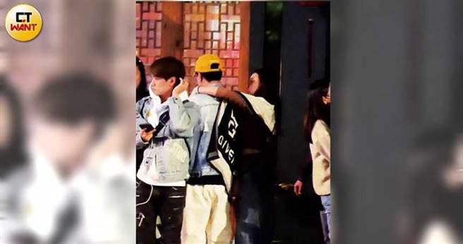 王宣勾着比利的脖子聊天，显示两人交情匪浅。（图／本刊摄影组）