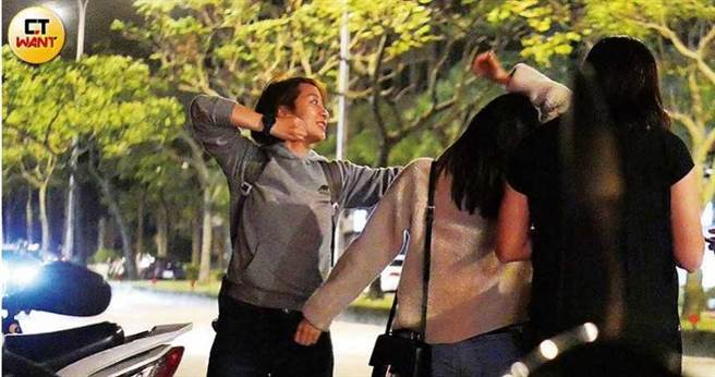 安乙荞和Kimi比手画脚摆出射箭的姿势，似乎还在回味比赛的过程。（图／本刊摄影组）