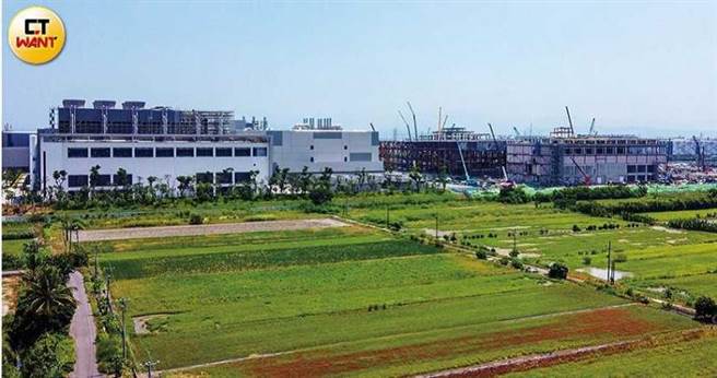 台积电南科18厂扩厂成本在这波原物料涨声中不断追加，但公司规模够大且全球市场需求强劲，因此影响有限。（图／宋岱融摄）