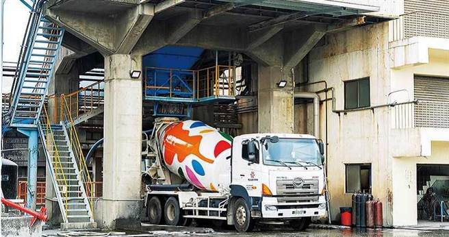 预拌混凝土原料之一的水泥，去年上半年行情受疫情压抑，到了下半年爆涨，尤其第4季为传统旺季，工程需求量增加，更带动水泥价格上扬。（图／翻摄自无线＋生活志网站）