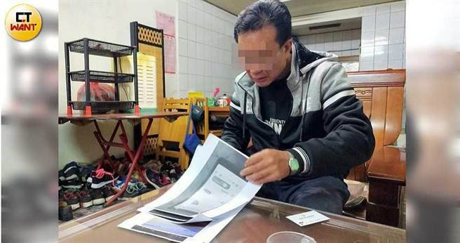 阿辉将老婆和外遇对象小王的脸书咸湿对话截图列印，愈看愈伤心，也越发激动。（图／黄耀徵摄）