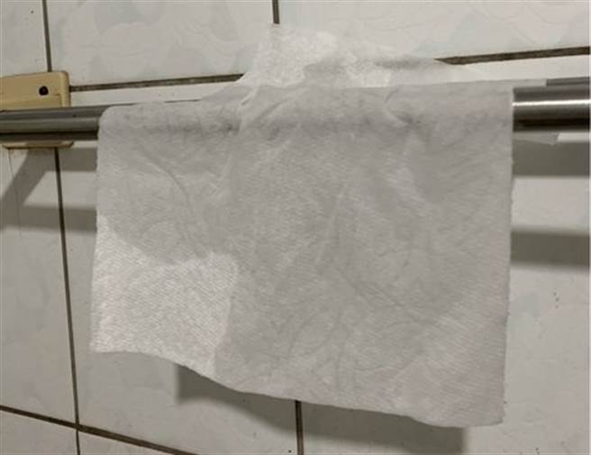 一名女友日前使用餐巾纸擦脸后，将沾湿的纸巾晾在浴室毛巾架上，她认为晾乾之后在喷上酒精，还能够擦拭其他物品，相当环保。（图／翻摄自PTT）