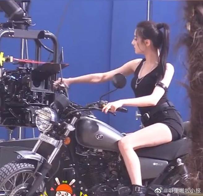 迪丽热巴一转身，就让她前凸后翘S身材曲线全都露。（图／取材自新浪娱乐）