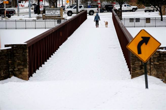 德州暴風雪導致當地電力設施癱瘓大斷電，一名11歲男童被發現隔天一早醒來身亡，家人向當地電力供應商提告，求償1億近新台幣28億元。（資料照／路透社）