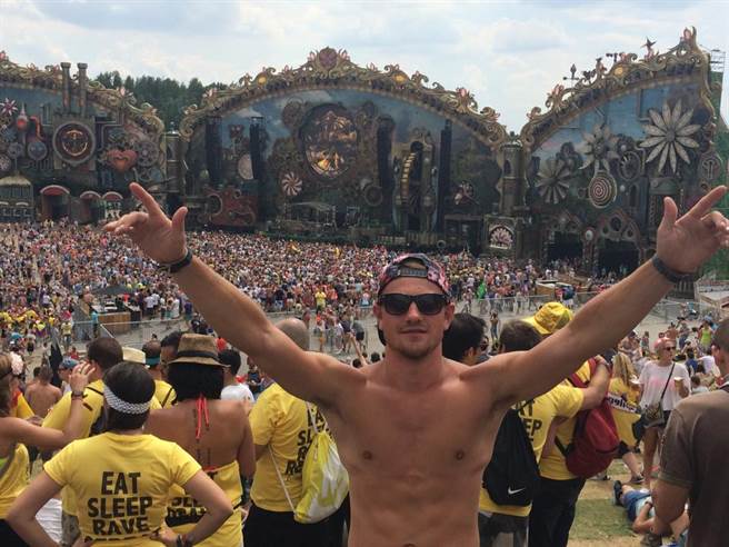 艾默森是利物浦球迷，在罹癌後他列了人生清單，其中一項就是在球場觀看比賽。（圖擷自Gaz Emmerson臉書）