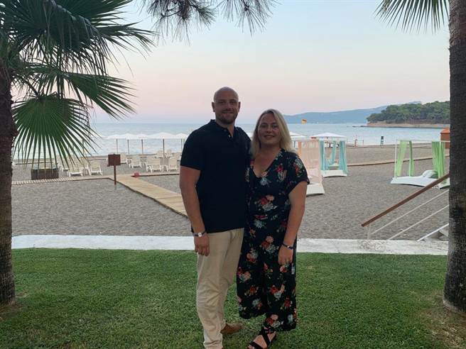 艾默森抗癌7年，預定今年夏天要和未婚妻完婚，完成人生的遺願。（圖擷自Gaz Emmerson臉書）