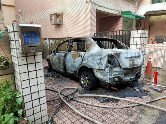 高雄市楠梓區巷口火燒車意外，全車已被燒得面目全非。(高市消防局提供／林雅惠傳真)