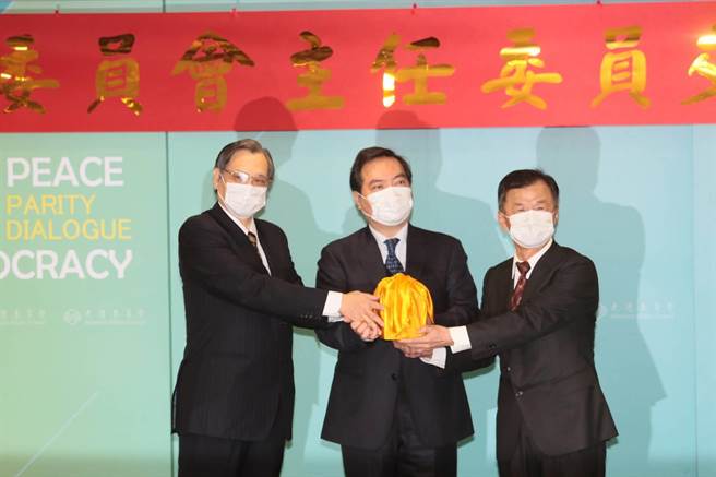 陸委會23日舉行主任委員交接典禮。原陸委會主委、現任國安局長陳明通（左）、政務委員羅秉成（中）、陸委會主委邱太三。（郭吉銓攝）