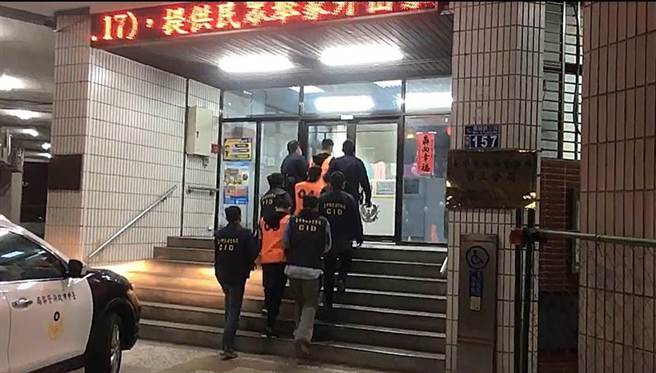 台中市南区西川一路十三期重划空地23日凌晨00时30分有多人群聚争吵并传出枪响，警方获报立即成立专案小组积极侦办，并在案发4小时内逮捕11名涉案犯嫌。（民眾提供／冯惠宜台中传真）