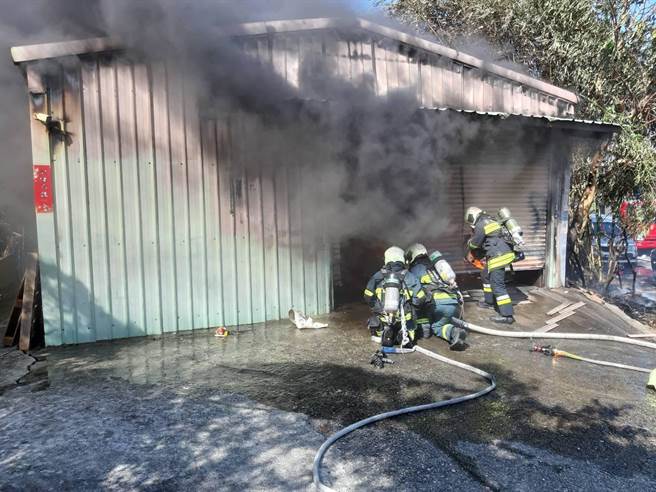 北市延平北路7段一处铁皮屋发生火警，警消派出多辆13辆水箱车到场灌救。（图／民眾提供）