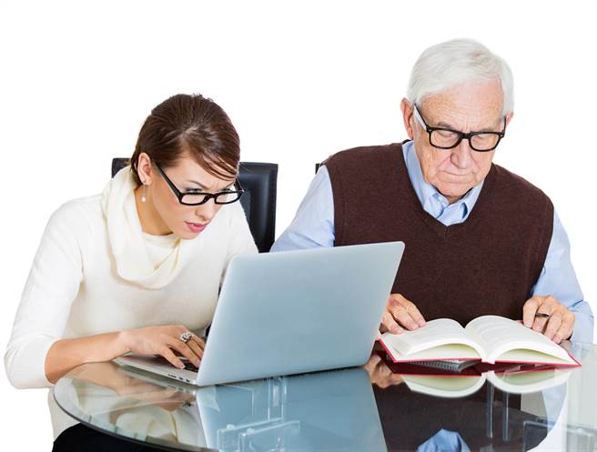 七、八年级生的思想自由度差很多，前者遇到许多制度改变，但父母辈的期望却是旧的标准，让他们压力巨大、痛苦不堪。（图／Shutterstock）