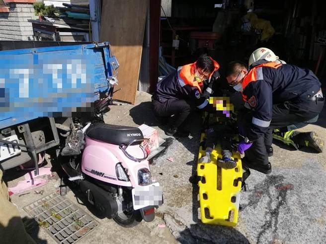 新竹縣新豐鄉23日上午發生重大車禍，一位媽媽騎機車載著2名孩子，卻自撞貨車後斗。（翻攝照片）
