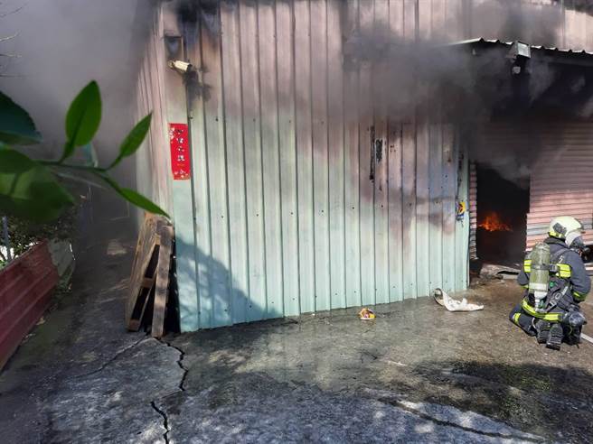 北市社子文具工厂大火，警消急扑灭5员工获救。(李文正翻摄)