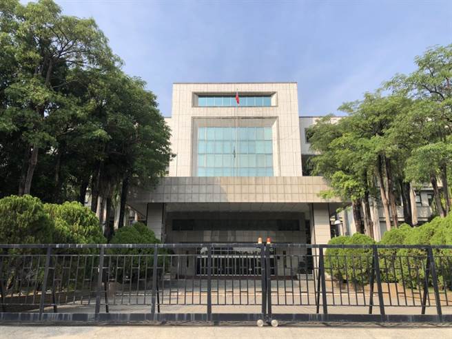 高雄楊姓男子持菜刀刺死母親，高雄高分院認為原審量刑過重，23日改判6年徒刑，褫奪公權4年。（本報資料照）