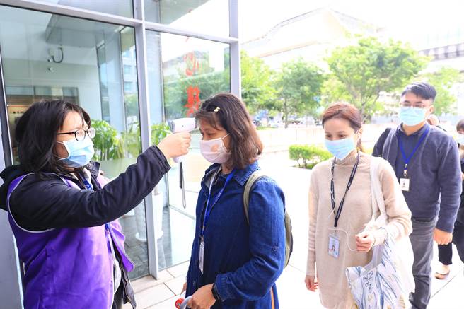 中央流行疫情指挥中心研订9大类新冠疫苗接种对象，其中第2顺位为中央及地方政府防疫人员，尚未纳入市府所属机构入口管制，如量体温、实联制等措施的防疫人员。（台中市卫生局提供／冯惠宜传真）