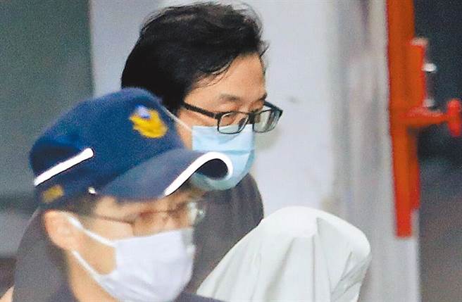 劳动基金弊案8日侦结移审北院，劳金局前国内投资组长游迺文（后）另有案件仍在侦查中，且有串供之虞，裁定羁押禁见。（中时资料照 刘宗龙摄）