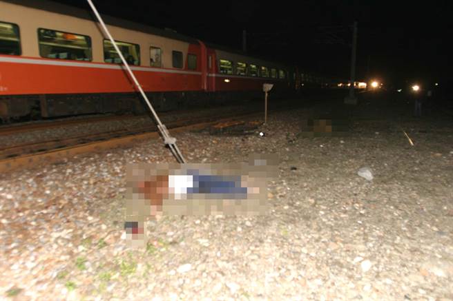 由於自強號列車時速高達100公里，5位鐵道工人在高速撞擊下飛散兩旁，頭部幾乎都重重撞擊鐵道兩側高壓電桿，使得遺體四處散落，體無完膚。（圖／中時資料照）