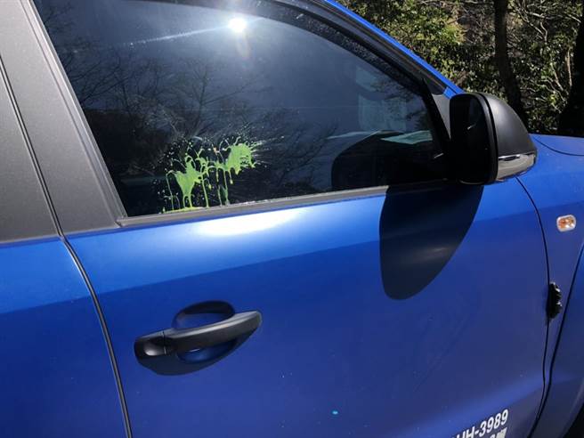 「小凯」因会车与武陵农场交管人员发生争执，遭对方开漆弹示警，车窗留有绿漆痕迹。（民眾提供／王文吉台中传真）