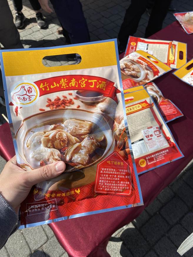 紫南宮丁酒今年改為雞肉料理包，調理包外觀展露丁酒的美味，並以紅色為主視覺，凸顯新春的福氣。（黃立杰攝）