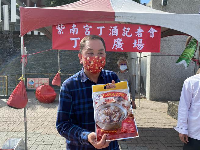 紫南宮主委莊秋安表示，今年和卜蜂公司合作的丁酒雞肉料理包，乙份料理為兩人份量，廟方準備約7萬份的大量料理包供民眾領取。（黃立杰攝）