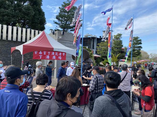 竹山鎮紫南宮「呷平安丁酒活動」為經典傳統，23日舉行記者會，宣布本月27日上午9時將正式展開，發放雞肉料理包的地點在紫南宮水濂瀑布停車場。（黃立杰攝）